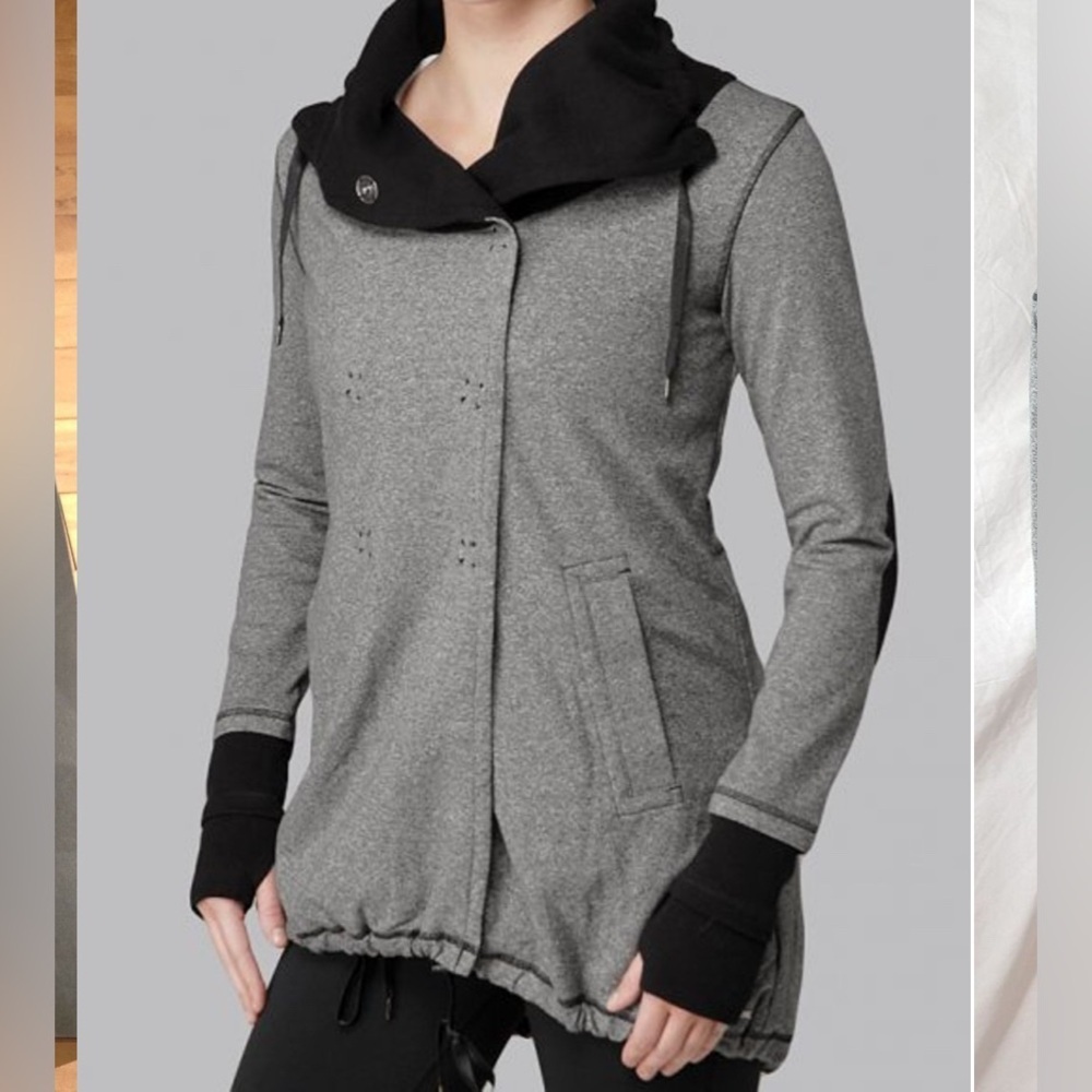 Lululemon Gratitude Wrap
Static Charcoal / Purple Lining